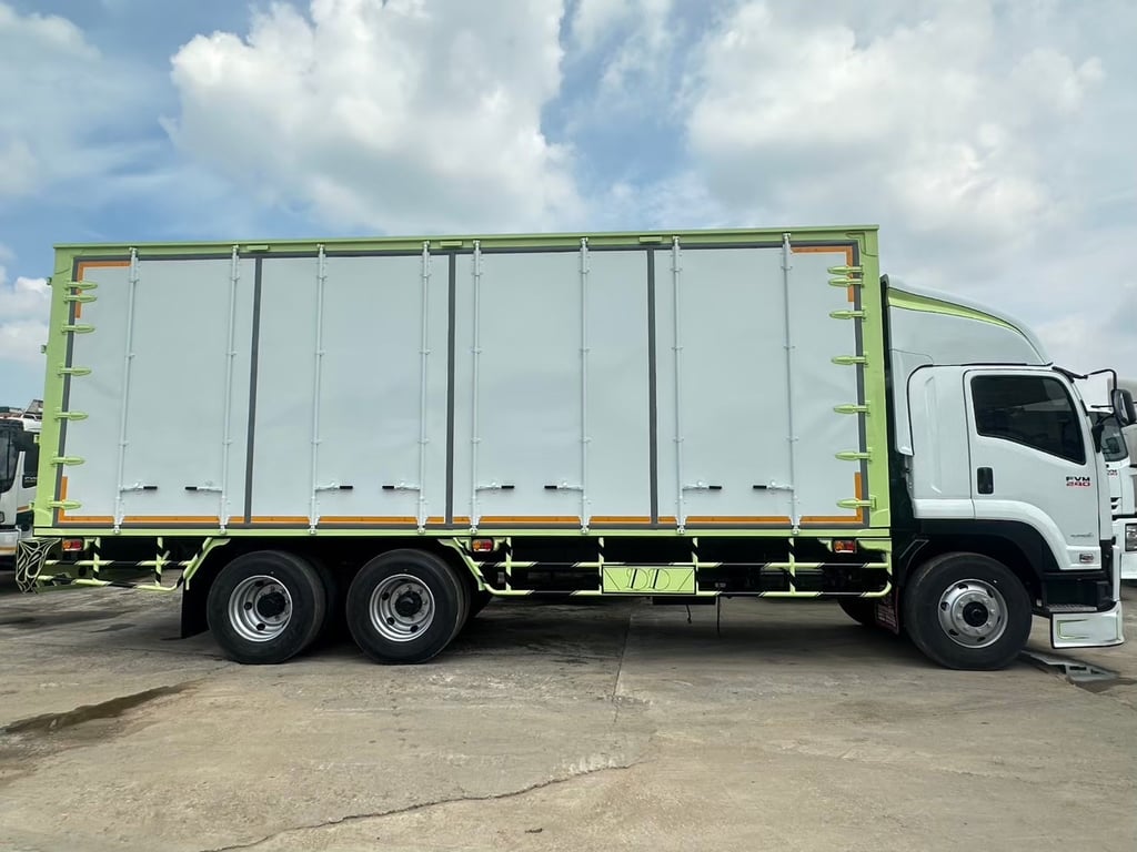 ISUZU FVM 240แรงม้า รถบรรทุก 10ล้อ ตู้แห้ง ปี2018