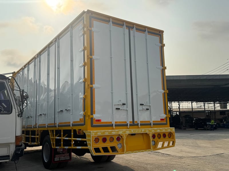 ISUZU FTR 240แรงม้า รถบรรทุก 6ล้อ ตู้แห้ง ปี2020
