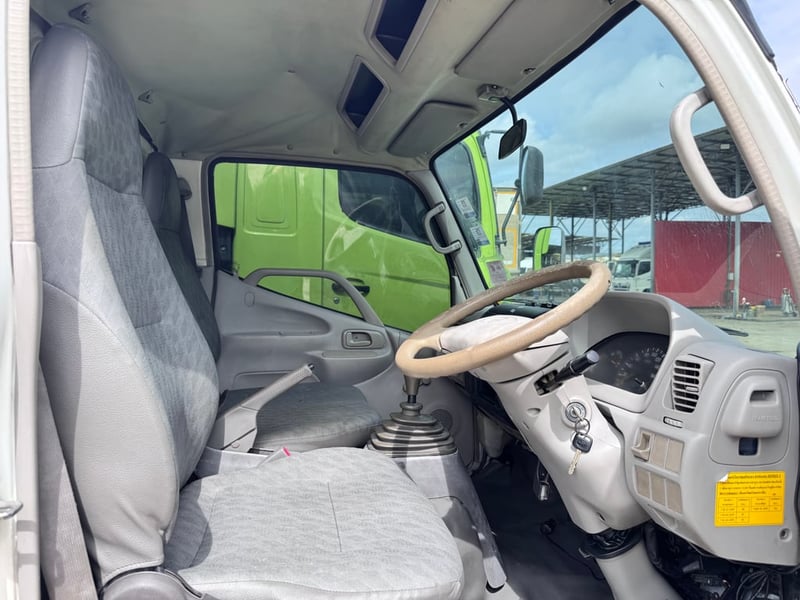 HINO XZU 136แรงม้า รถบรรทุก 6ล้อ ตู้แห้ง ปี2010