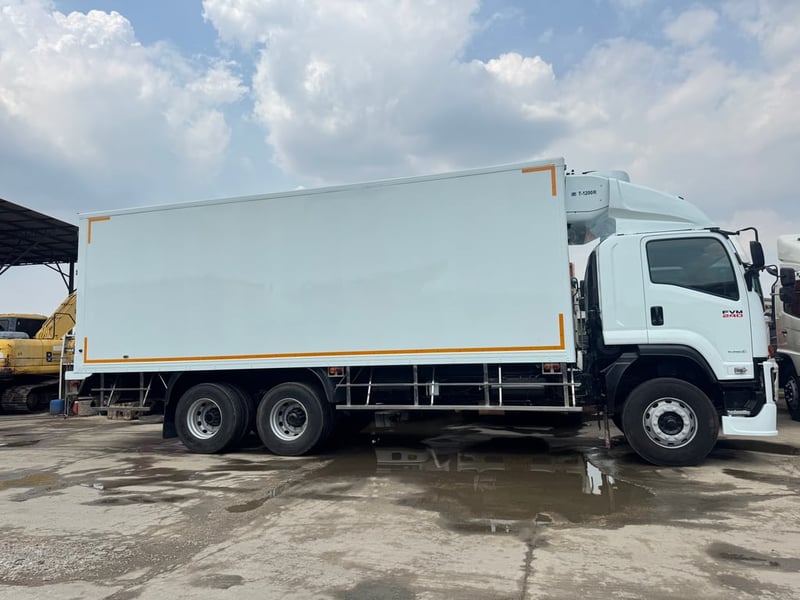 ISUZU FVM 240แรงม้า รถบรรทุก 10ล้อ ตู้เย็น ปี2019