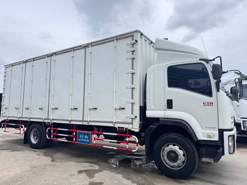 ISUZU FTR 240แรงม้า รถบรรทุก 6ล้อ ตู้แห้ง ปี2017