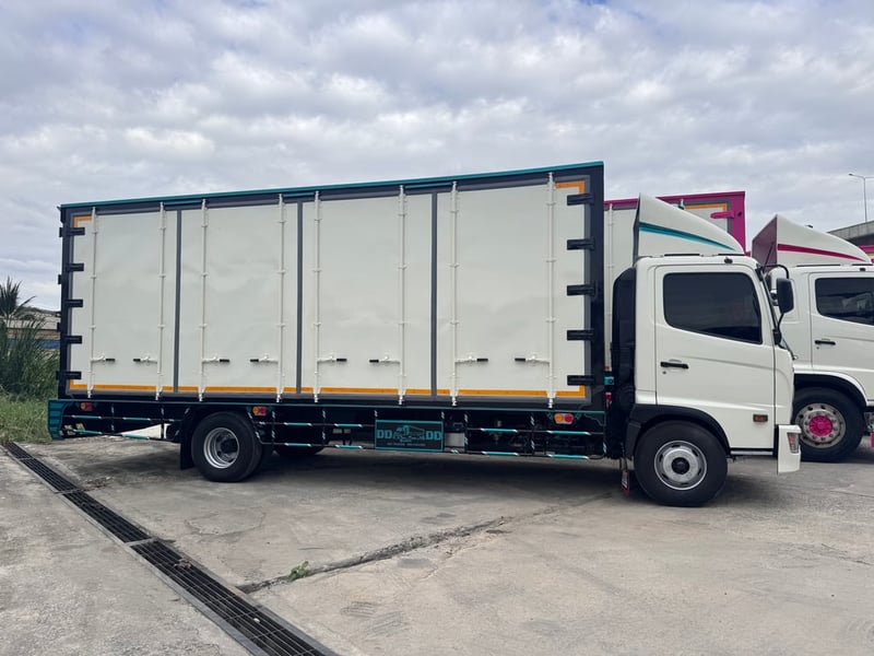 HINO FC 210แรงม้า รถบรรทุก 6ล้อ ตู้แห้ง ปี2021
