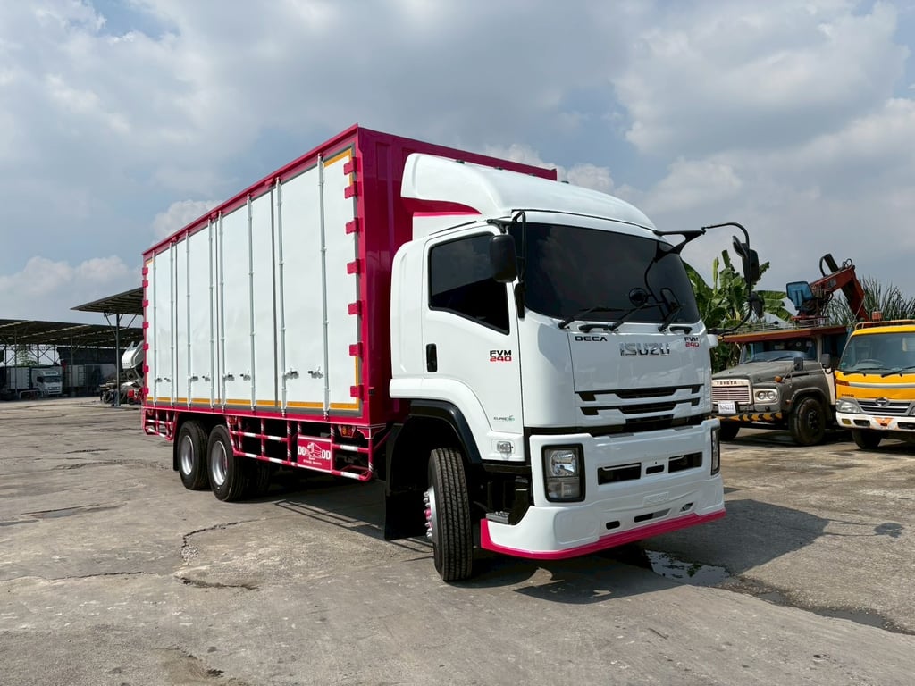 ISUZU FVM 240แรงม้า รถบรรทุก 10ล้อ ตู้แห้ง ปี2018 ISUZU FVM 240แรงม้า รถบรรทุก 10ล้อ ตู้แห้ง ปี2018