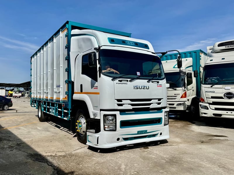 ISUZU FTR 240แรงม้า รถบรรทุก 6ล้อ ตู้แห้ง ปี2015