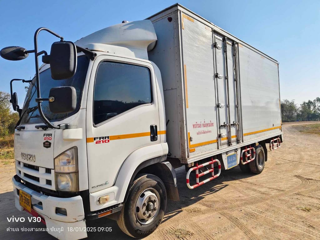 ISUZU FRR 210แรงม้า รถบรรทุก 6ล้อ ตู้แห้ง ปี2011 เลขไมล์น้อยกว่า 500,000 กม. ISUZU FRR 210แรงม้า รถบรรทุก 6ล้อ ตู้แห้ง ปี2011 เลขไมล์น้อยกว่า 500,000 กม.