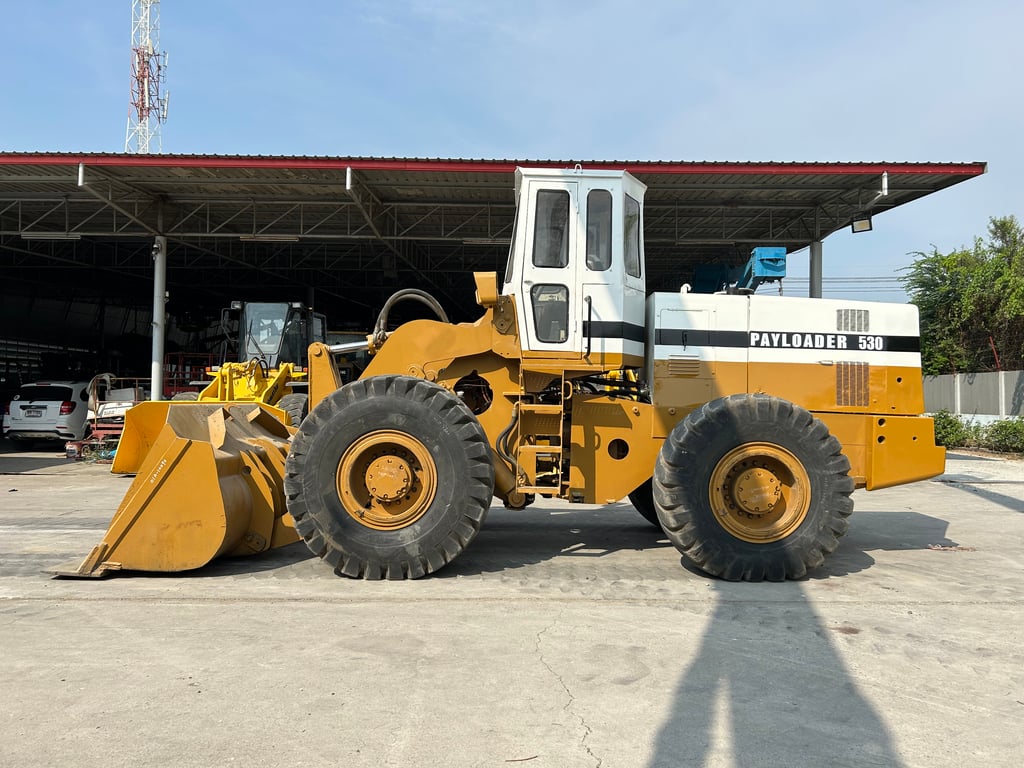 รถตักล้อยาง KOMATSU  530 เทียบเท่า WA300 บุ้งกี๋ 2.3 คิว ยกสูง 3.6 ม. รถเก่านอกนำเข้า ติดต่อ Line jiraroj2909