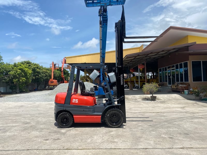 รถฟอร์คลิฟท์  TOYOTA  6FD25  ยก 2.5 ตัน เสาสูง 3เมตร  เกียร์ออโต้  รถเก่านอก ติดต่อ Line jiraroj2909