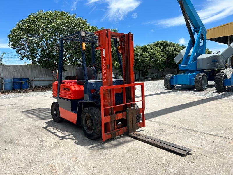 รถฟอร์คลิฟท์  TOYOTA 5FD25  ยก 2.5 ตัน ยกสูง 3เมตร รถเก่านอกนำเข้า ติดต่อ Line jiraroj2909