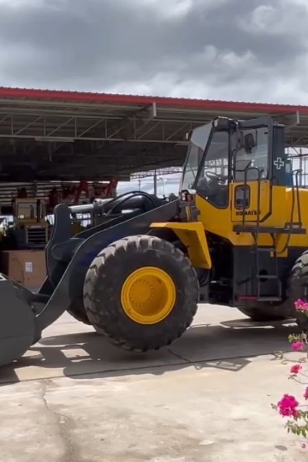 รถตักล้อยาง KOMATSU  WA380-3 บุ้งกี๋ 3 คิว ยกสูง 3.9 ม. รถเก่านอกนำเข้า ติดต่อ Line jiraroj2909