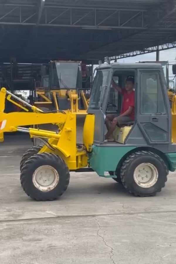 รถตักล้อยาง YANMAR V3-2 บุ้งกี๋ 0.4 คิว  รถเก่านอกนำเข้า ติดต่อ Line jiraroj2909