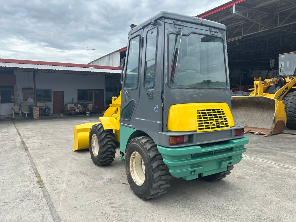 รถตักล้อยาง YANMAR V3-2 บุ้งกี๋ 0.4 คิว  รถเก่านอกนำเข้า ติดต่อ Line jiraroj2909