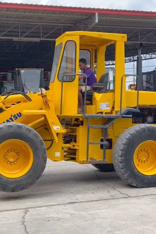 รถตักล้อยาง KOMATSU WA180 บุ้งกี๋ 1.6 คิว ยกสูง 3.3 ม. รถเก่านอกนำเข้า ติดต่อ Line jiraroj2909 รถตักล้อยาง KOMATSU WA180 บุ้งกี๋ 1.6 คิว ยกสูง 3.3 ม. รถเก่านอกนำเข้า ติดต่อ Line jiraroj2909