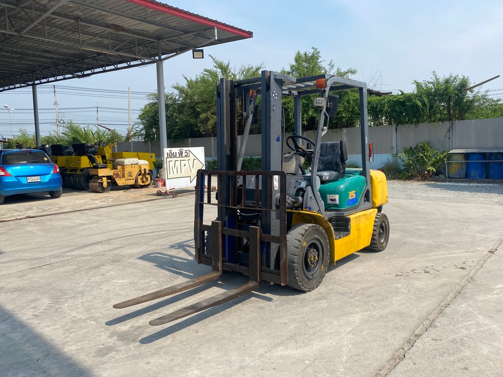 รถฟอร์คลิฟท์  KOMATSU  FD25T-14 ยก 2.5ตัน เสาสูง 3 เมตร   รถเก่านอก ติดต่อ  Line jiraroj2909