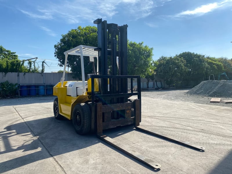 รถฟอร์คลิฟท์ TCM   FD60Z4 ยก 6 ตัน เสาสูง 4 ม. เกียร์ธรรมดา ติดต่อ Line jiraroj2909