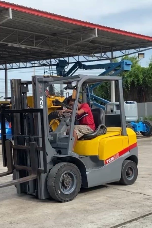 รถฟอร์คลิฟท์ TCM  FD25T3C ขนาด 2.5 ตัน ยกสูง 3 เมตร รถเก่านอกนำเข้า ติดต่อ Line jiraroj2909