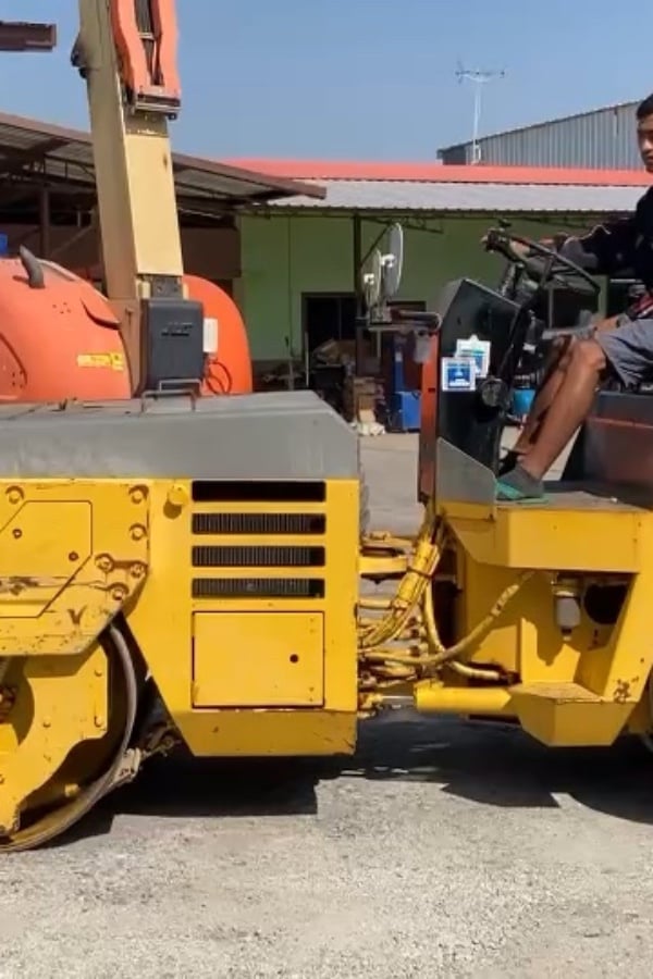 รถบดล้อหน้าเหล็กล้อหลังยาง KOMATSU  JV40CW-2  ขนาด 4 ตัน  รถเก่านอกนำเข้า  ติดต่อ Line  jiraroj2909