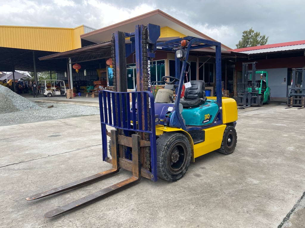 รถฟอร์คลิฟท์ KOMATSU  FD30T-14  ยก 3 ตัน เสาสูง 3 เมตร  ติดต่อ  Line  jiraroj2909
