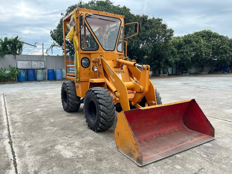 รถตักล้อยาง TOYOTA SDT8 บุ้งกี๋ 0.4 คิว  รถเก่านอกนำเข้า ติดต่อ Line jiraroj2909