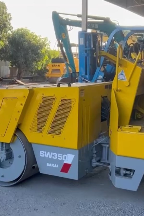 รถบดสั่นสะเทือนล้อเหล็ก SAKAI  SW350 หนัก 2.5 ตัน รถเก่านอก ติดต่อ Line  jiraroj2909