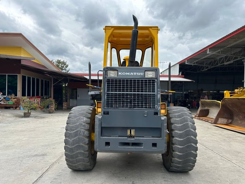 รถตักล้อยาง KOMATSU  WA180 บุ้งกี๋ 1.6 คิว ยกสูง 3.3 ม. รถเก่านอกนำเข้า ติดต่อ Line jiraroj2909