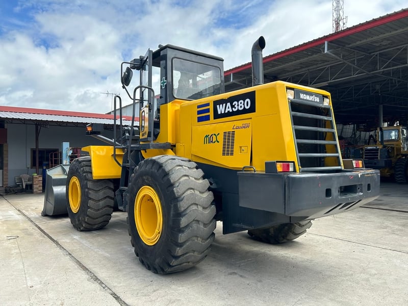 รถตักล้อยาง KOMATSU  WA380-3 บุ้งกี๋ 3 คิว ยกสูง 3.9 ม. รถเก่านอกนำเข้า ติดต่อ Line jiraroj2909