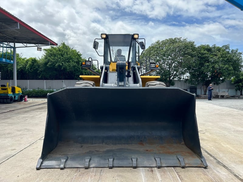 รถตักล้อยาง KOMATSU  WA380-3 บุ้งกี๋ 3 คิว ยกสูง 3.9 ม. รถเก่านอกนำเข้า ติดต่อ Line jiraroj2909