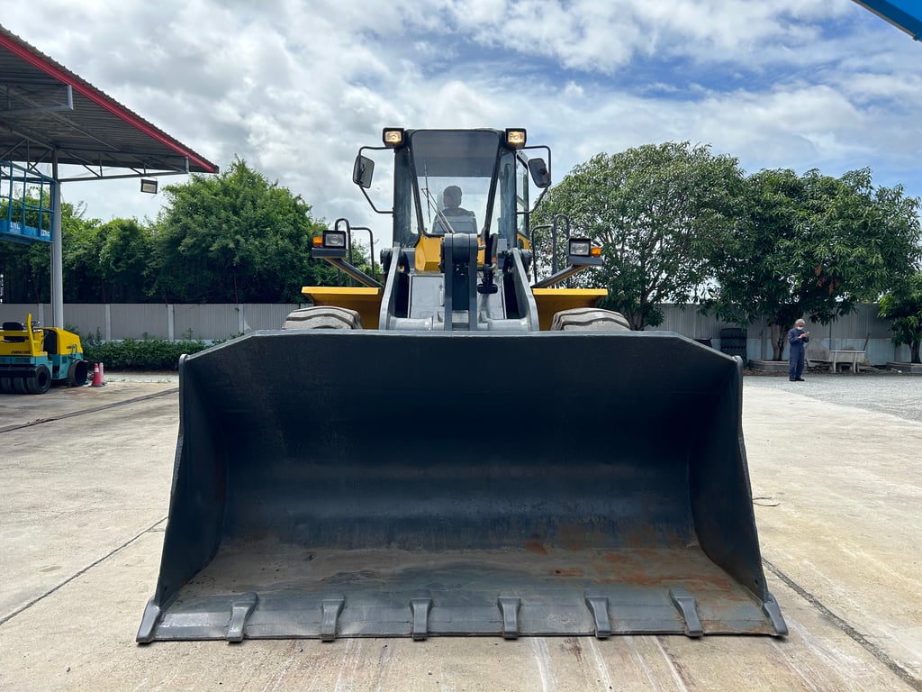 รถตักล้อยาง KOMATSU WA380-3 บุ้งกี๋ 3 คิว ยกสูง 3.9 ม. รถเก่านอกนำเข้า ติดต่อ Line jiraroj2909 รถตักล้อยาง KOMATSU WA380-3 บุ้งกี๋ 3 คิว ยกสูง 3.9 ม. รถเก่านอกนำเข้า ติดต่อ Line jiraroj2909