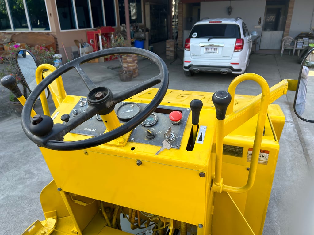 รถบดสั่นสะเทือนล้อเหล็ก SAKAI SW350 หนัก 2.5 ตัน รถเก่านอก ติดต่อ Line jiraroj2909 รถบดสั่นสะเทือนล้อเหล็ก SAKAI SW350 หนัก 2.5 ตัน รถเก่านอก ติดต่อ Line jiraroj2909