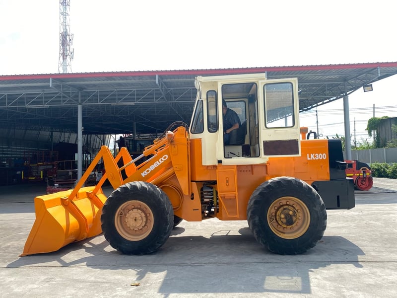 รถตักล้อยาง KOBELCO  LK300 บุ้งกี๋ 1.5 คิว  รถเก่านอกนำเข้า   ติดต่อ Line jiraroj2909