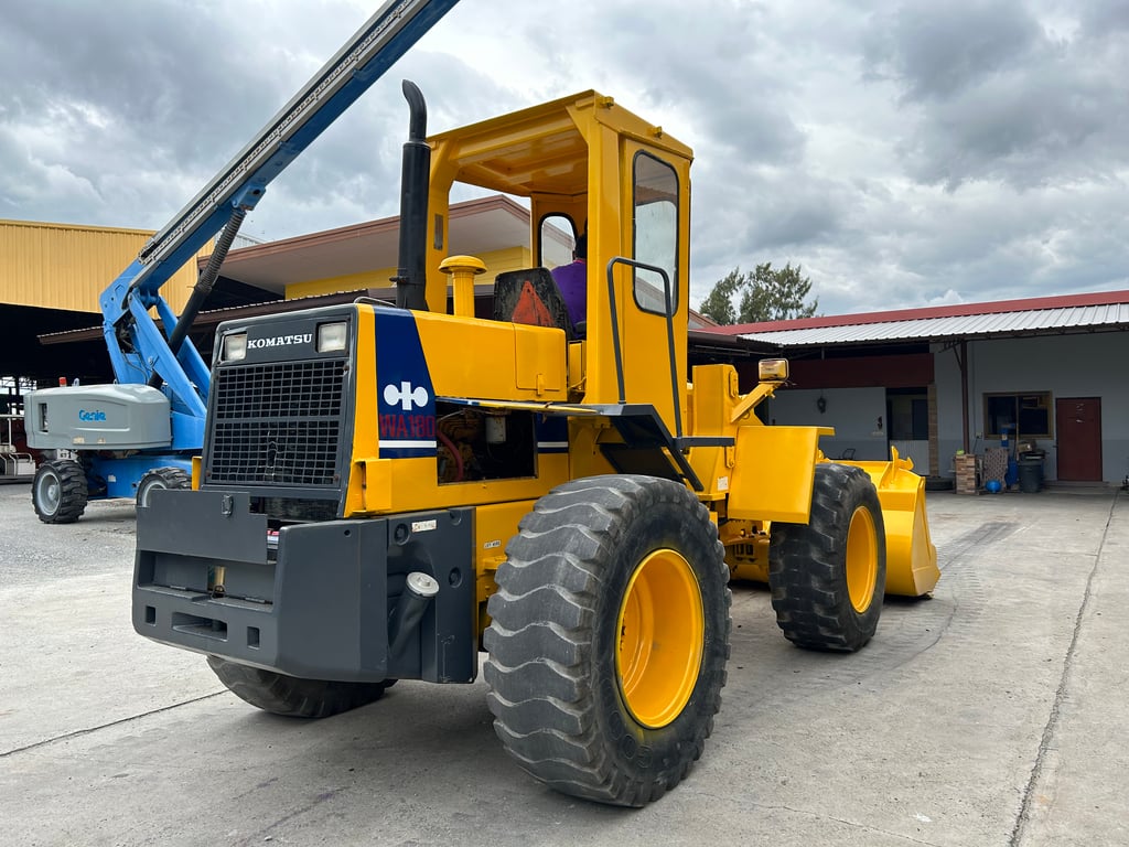 รถตักล้อยาง KOMATSU  WA180 บุ้งกี๋ 1.6 คิว ยกสูง 3.3 ม. รถเก่านอกนำเข้า ติดต่อ Line jiraroj2909