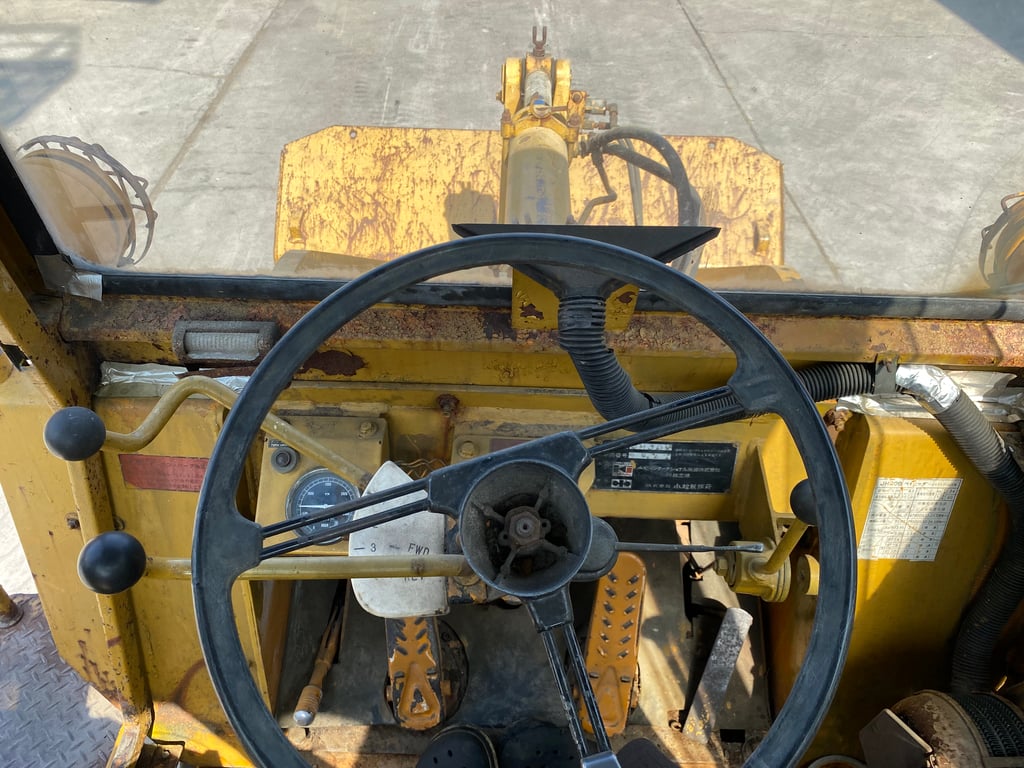 รถตักล้อยาง KOMATSU  JH30B บุ้งกี๋ 1คิว   รถเก่านอกนำเข้า ติดต่อ Line jiraroj2909 รถตักล้อยาง KOMATSU  JH30B บุ้งกี๋ 1คิว   รถเก่านอกนำเข้า ติดต่อ Line jiraroj2909