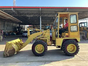 รถตักล้อยาง MITSUBISHI   WS300 บุ้งกี๋ 0.5 คิว ยกสูง 3 เมตร รถเก่านอกนำเข้า  ติดต่อ Line  jiraroj2909