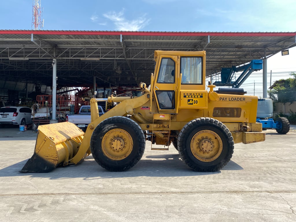 รถตักล้อยาง KOMATSU  JH30B บุ้งกี๋ 1คิว   รถเก่านอกนำเข้า ติดต่อ Line jiraroj2909