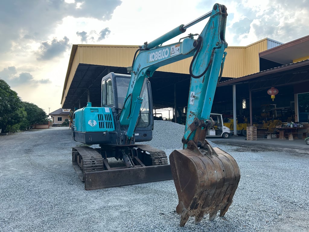 รถแบคโฮ KOBELCO SK60-C ขนาด 6 ตัน รถเก่านอกนำเข้า  ติดต่อ Line: jiraroj2909