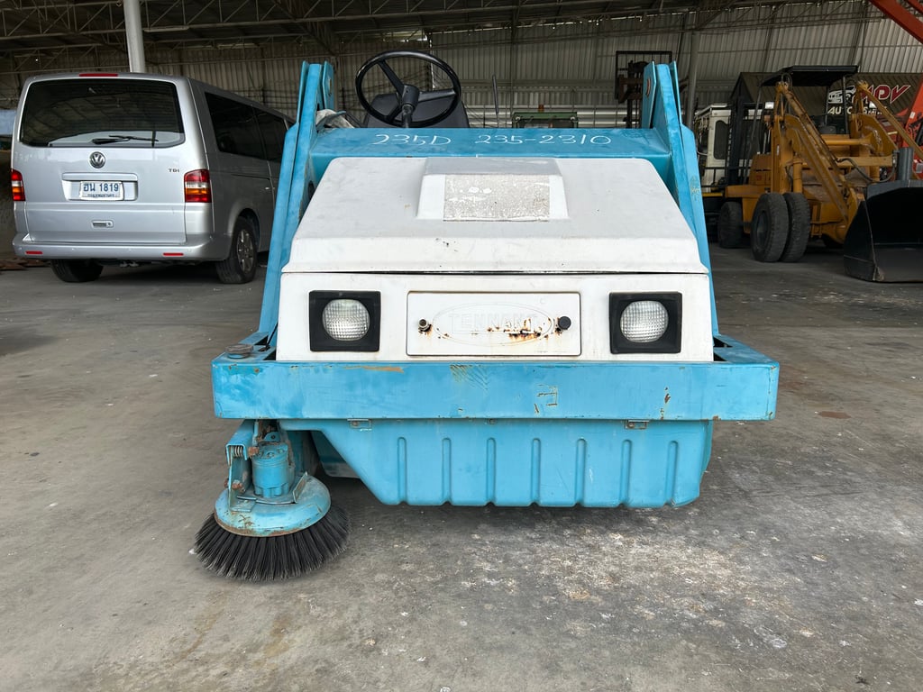 รถกวาดถนนดูดฝุ่น TENNANT 235D เก่านอก ติดต่อ Line  jiraroj2909