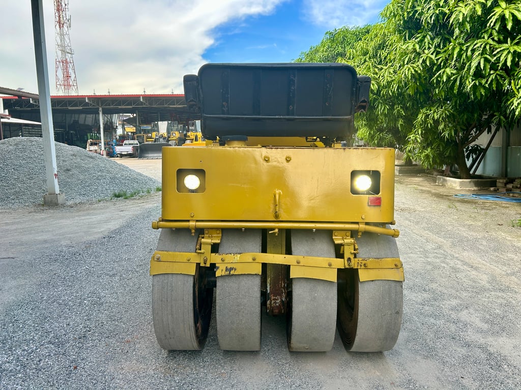 รถบดล้อหน้าเหล็กล้อหลังยาง 4 เส้น SAKAI TW500 ติดต่อ Line jiraroj2909 รถบดล้อหน้าเหล็กล้อหลังยาง 4 เส้น SAKAI TW500 ติดต่อ Line jiraroj2909