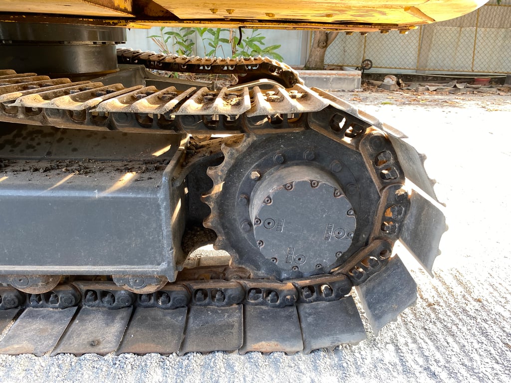 รถแบคโฮ KOMATSU PC60-7 ขนาด 6 ตัน มีหัวกระแทกและบุ้งกี๋ ติดต่อ Line  jiraroj2909