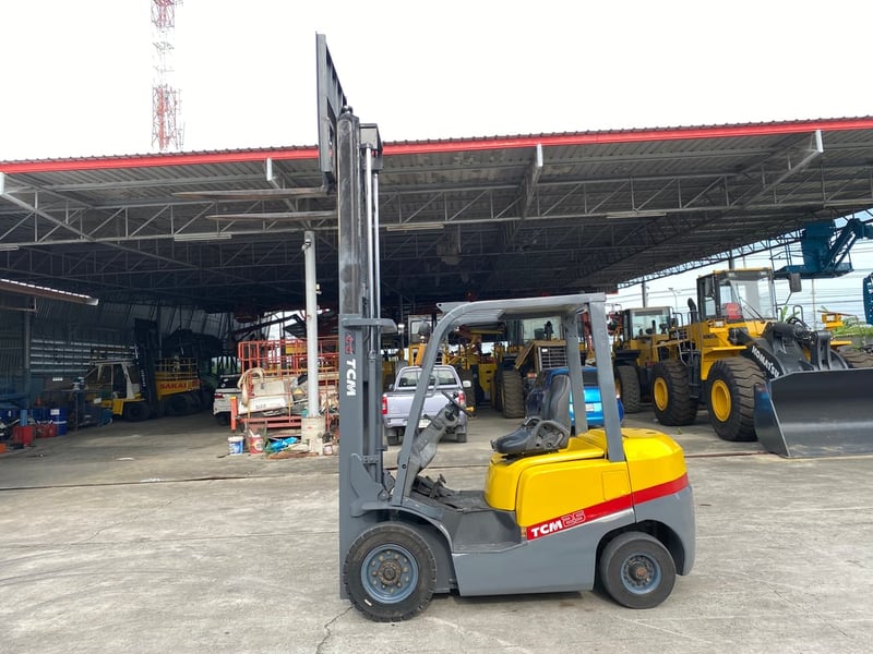 รถฟอร์คลิฟท์ TCM  FD25T3C ขนาด 2.5 ตัน ยกสูง 3 เมตร รถเก่านอกนำเข้า ติดต่อ Line jiraroj2909