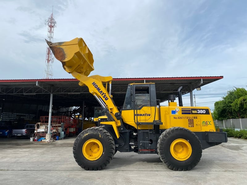 รถตักล้อยาง KOMATSU  WA380-3 บุ้งกี๋ 3 คิว ยกสูง 3.9 ม. รถเก่านอกนำเข้า ติดต่อ Line jiraroj2909