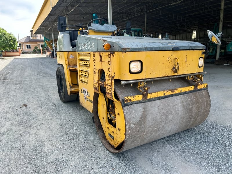 รถบดล้อหน้าเหล็กล้อหลังยาง SAKAI TW500W-1 หนัก 4 ตัน ติดต่อ Line jiraroj2909