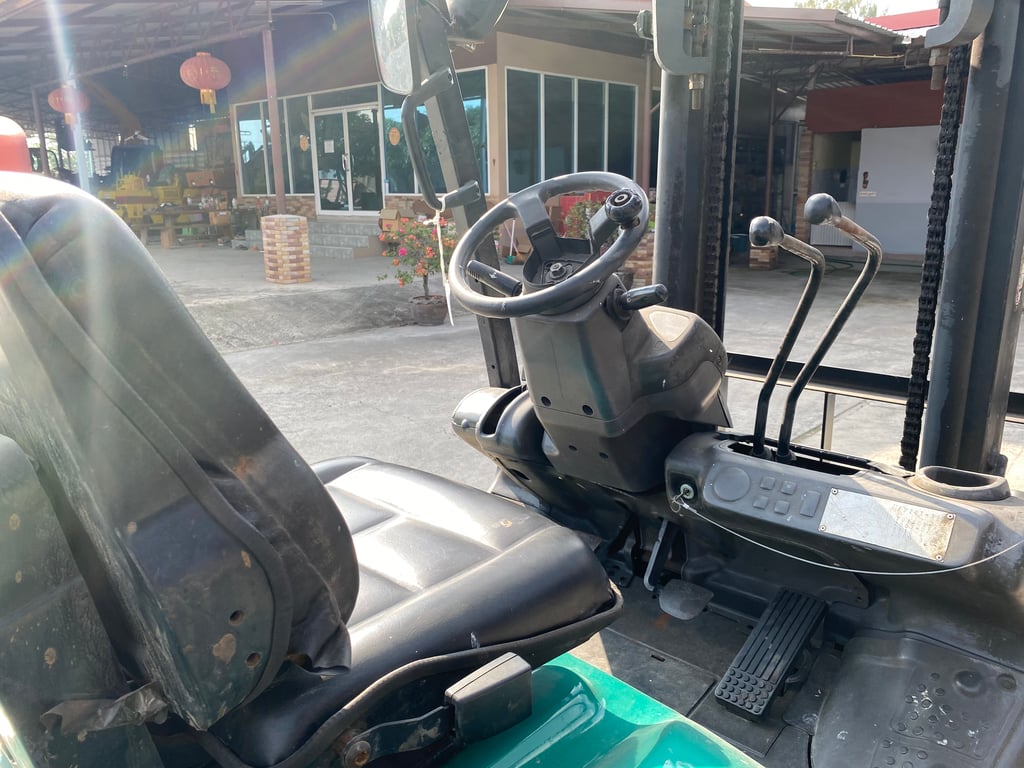 รถฟอร์คลิฟท์ KOMATSU  FD20T-16 ยก 2ตัน  ยกสูง 3เมตร   ติดต่อ Line jiraroj2909