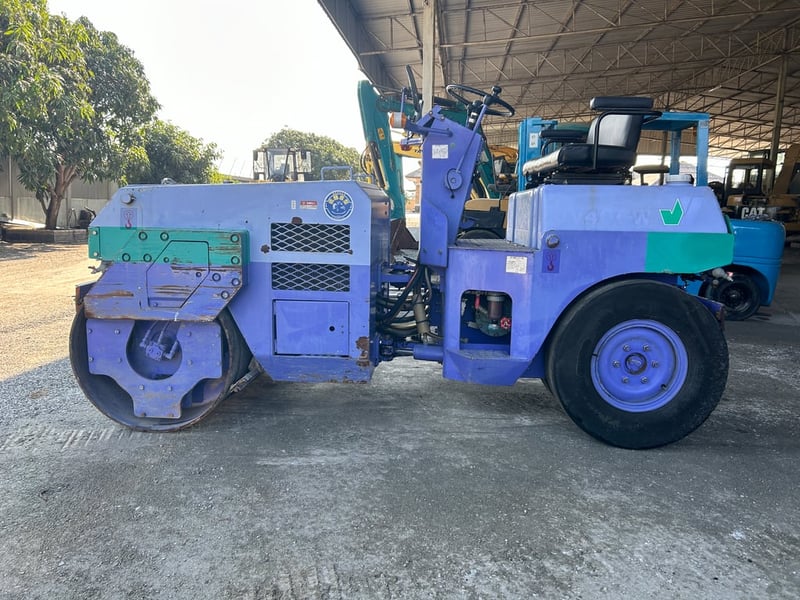 รถบด KOMASTU JV40CW-3 ล้อหน้าเหล็ก ล้อหลังยาง ขนาด 4ตัน ติดต่อ Line jiraroj2909 รถบด KOMASTU JV40CW-3 ล้อหน้าเหล็ก ล้อหลังยาง ขนาด 4ตัน ติดต่อ Line jiraroj2909