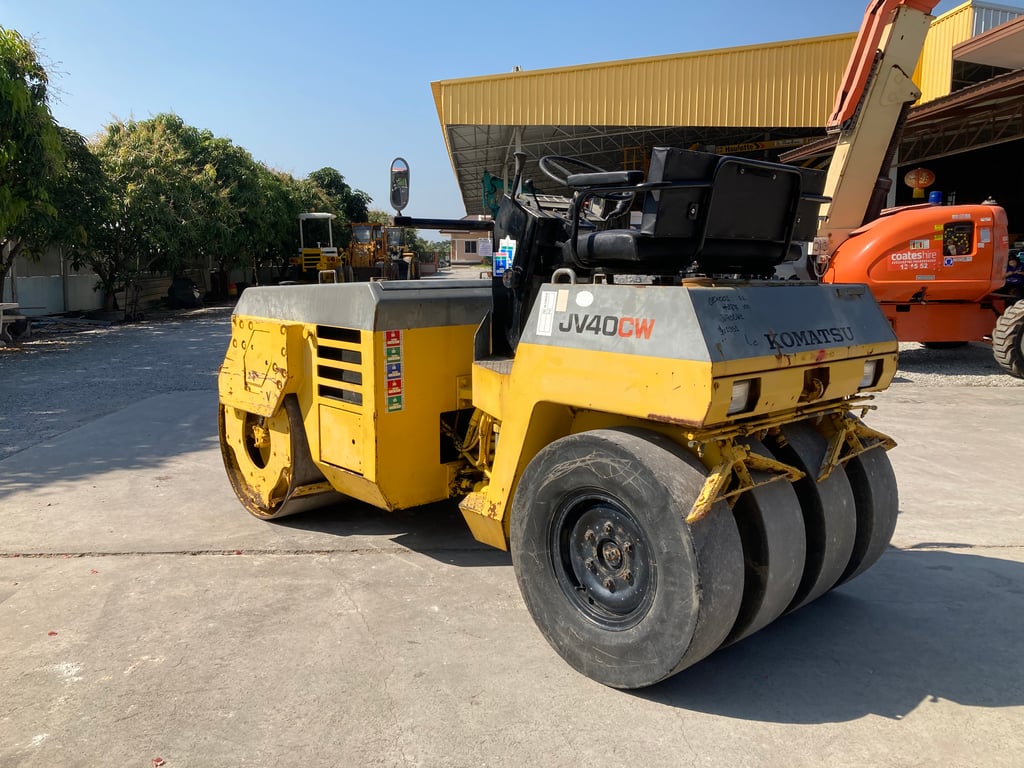 รถบดล้อหน้าเหล็กล้อหลังยาง KOMATSU  JV40CW-2  ขนาด 4 ตัน  รถเก่านอกนำเข้า  ติดต่อ Line  jiraroj2909