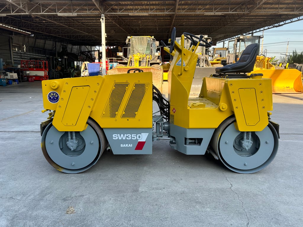 รถบดสั่นสะเทือนล้อเหล็ก SAKAI SW350 หนัก 2.5 ตัน รถเก่านอก ติดต่อ Line jiraroj2909 รถบดสั่นสะเทือนล้อเหล็ก SAKAI SW350 หนัก 2.5 ตัน รถเก่านอก ติดต่อ Line jiraroj2909