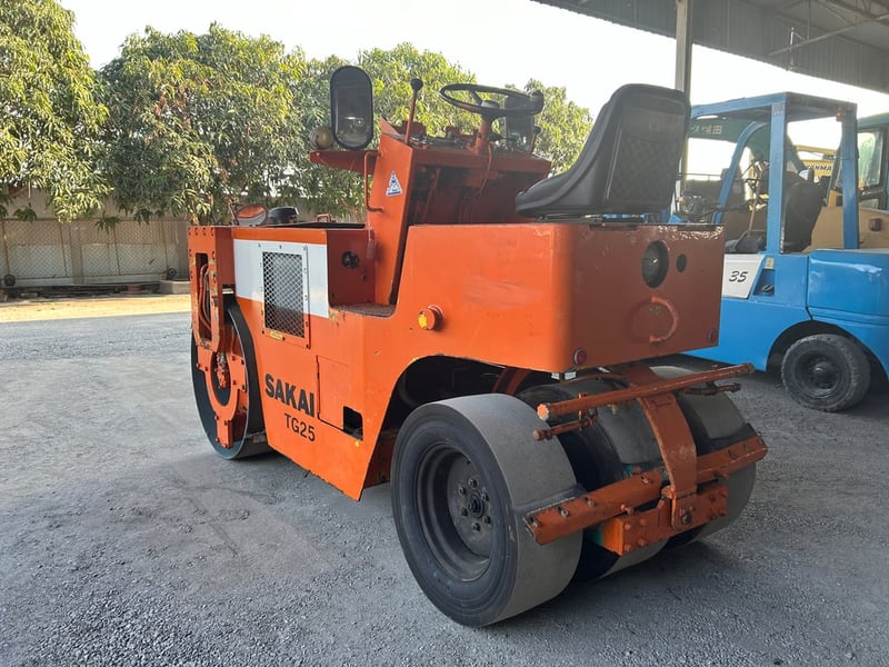 รถบดล้อหน้าเหล็กล้อหลังยาง SAKAI TG25 ขนาด 2.5 ตัน รถเก่านอกนำเข้า ติดต่อ Line jiraroj2909 รถบดล้อหน้าเหล็กล้อหลังยาง SAKAI TG25 ขนาด 2.5 ตัน รถเก่านอกนำเข้า ติดต่อ Line jiraroj2909