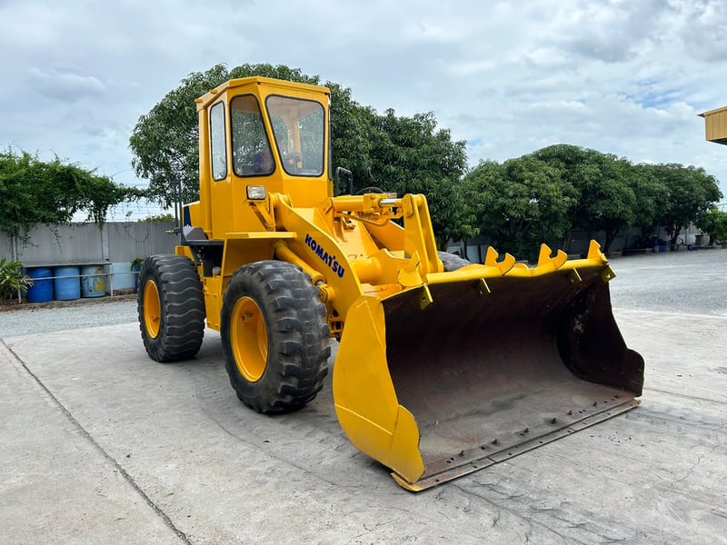 รถตักล้อยาง KOMATSU  WA180 บุ้งกี๋ 1.6 คิว ยกสูง 3.3 ม. รถเก่านอกนำเข้า ติดต่อ Line jiraroj2909