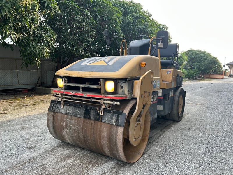 รถบดล้อหน้าเหล็กล้อหลังยาง CAT CB-335D ขนาด 4 ตัน รถเก่านอกนำเข้า  ติดต่อ   Line  jiraroj2909