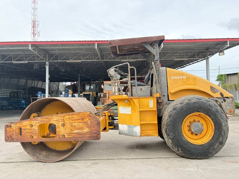 รถบดสั่นสะเทือน VOLVO SD110 ขนาด 11 ตัน   รถเก่านอกนำเข้า ติดต่อ  Line jiraroj2909