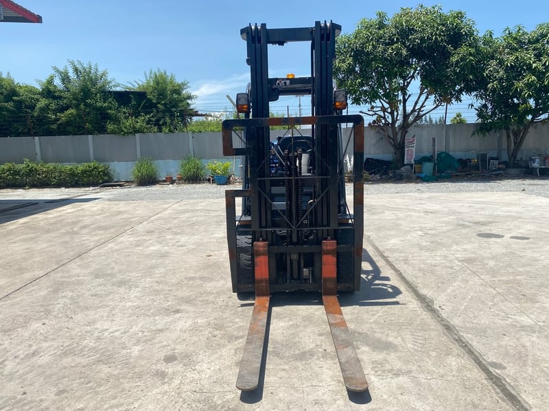 รถฟอร์คลิฟท์ TOYOTA 02-8FG20 ยก 2ตัน  ยกสูง 5.5เมตร ใช้แก๊ส LPG ติดต่อ   Line  jiraroj2909