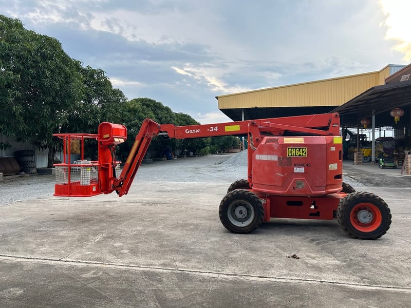 รถกระเช้า GENIE  Z34 -22IC ความสูง 10.4 เมตร  รถเก่านอกนำเข้า  ติดต่อ Line jiraroj2909